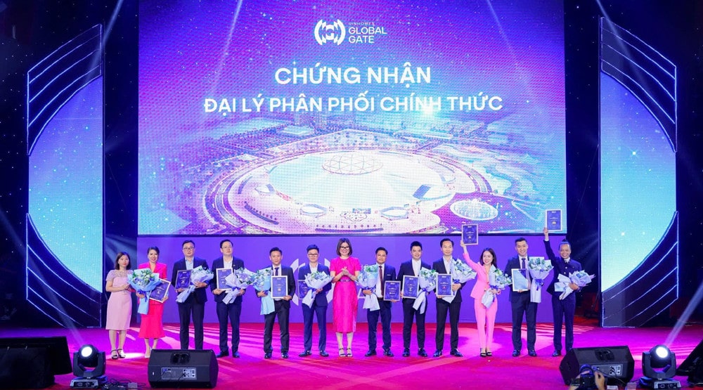  Bà Sa Sa Nguyễn (thứ ba từ phải sang) - Tổng Giám đốc Vision Realty nhận chứng nhận Đại lý F1 Vinhomes Global Gate Cổ Loa