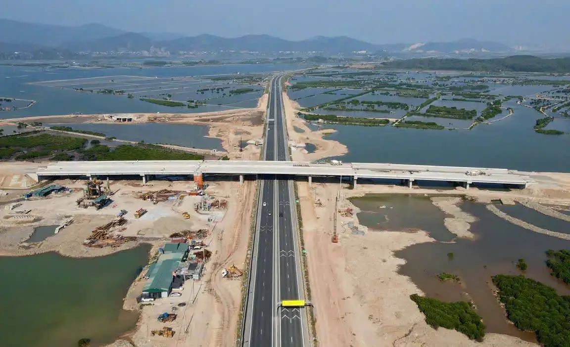 Hình ảnh tiến độ thi công hạ tầng giao thông tại Vinhomes Global Gate cho thấy trục đường và cầu kết nối huyết mạch đang dần hoàn thiện. Đây là nền tảng quan trọng giúp đại đô thị ven biển tăng tốc phát triển, gia tăng khả năng liên kết vùng và giá trị bất động sản. Hình ảnh tiến độ thi công hạ tầng giao thông tại Vinhomes Global Gate cho thấy trục đường và cầu kết nối huyết mạch đang dần hoàn thiện. Đây là nền tảng quan trọng giúp đại đô thị ven biển tăng tốc phát triển, gia tăng khả năng liên kết vùng và giá trị bất động sản.