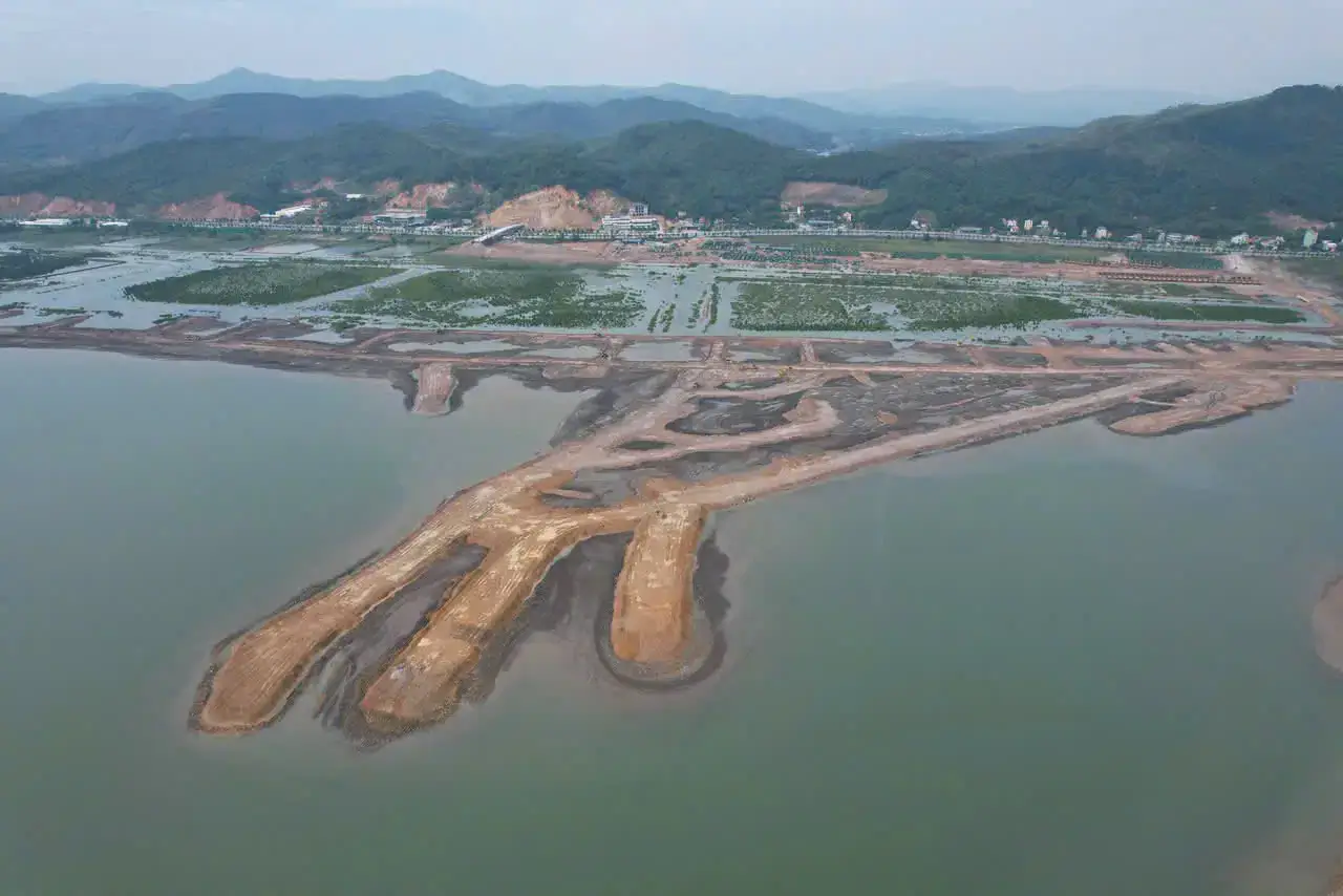 Hệ thống bờ bao, quỹ đất ven biển và cảnh quan sinh thái đang từng bước hoàn thiện theo đúng quy hoạch tổng thể. Hệ thống bờ bao, quỹ đất ven biển và cảnh quan sinh thái đang từng bước hoàn thiện theo đúng quy hoạch tổng thể.