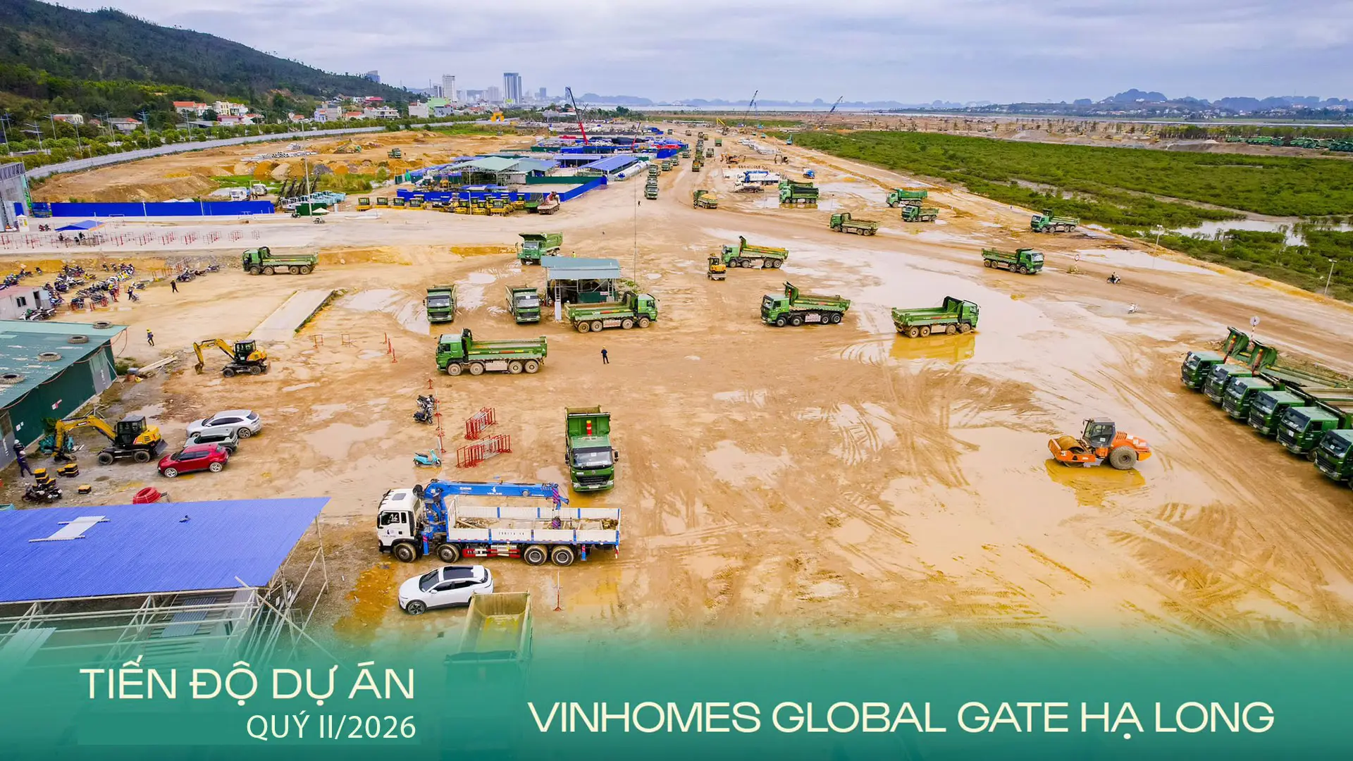 Công trường thi công tại Vinhomes Global Gate Hạ Long hoạt động nhộn nhịp với hàng loạt xe cơ giới, máy móc vận hành liên tục